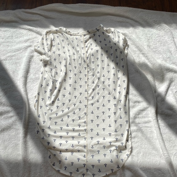 white tunic top with navy blue anchors on it - Picture 2 of 2
